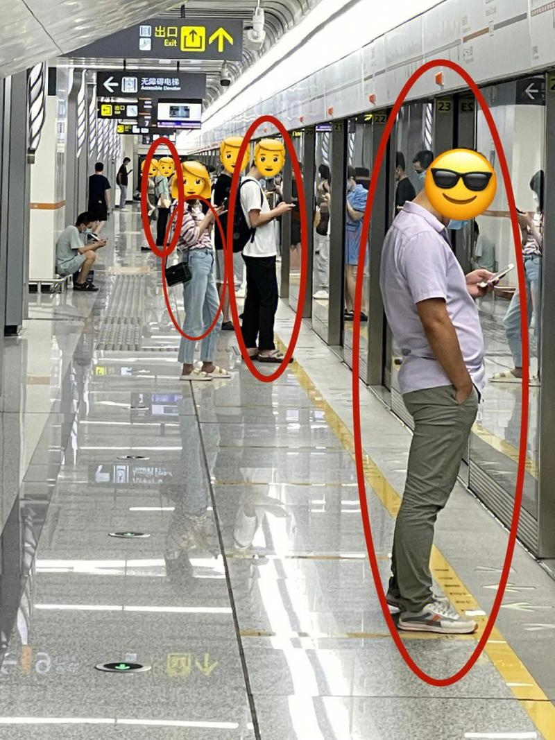 上班族赶地铁急步行错误姿势