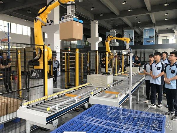 机械设计实训课学生搭建的小型分拣产线工位实拍