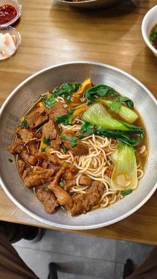 一碗热气腾腾的牛肉面特写