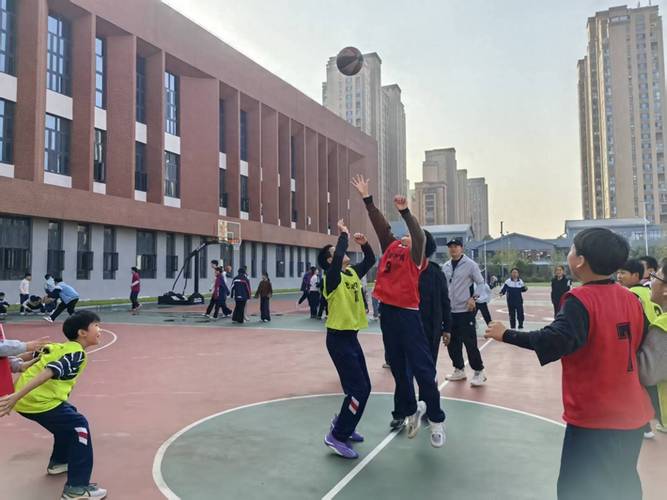 小学操场学生练习行进间运球实拍