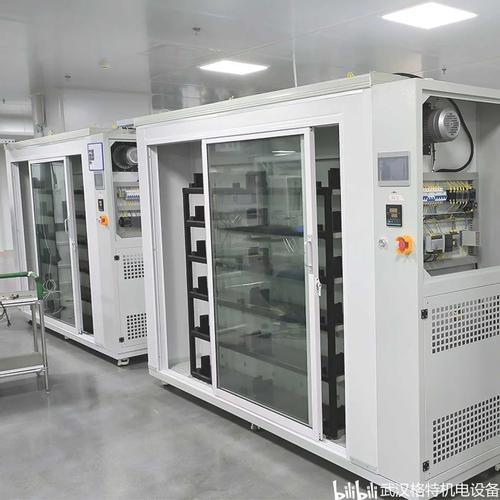 高温老化测试箱内的工业显示屏，正在进行70度工作测试