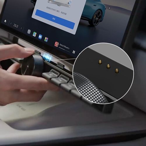 传统物理按键中控与大屏中控操作对比图