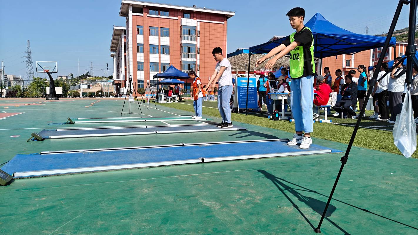 中学操场体考立定跳远测试现场