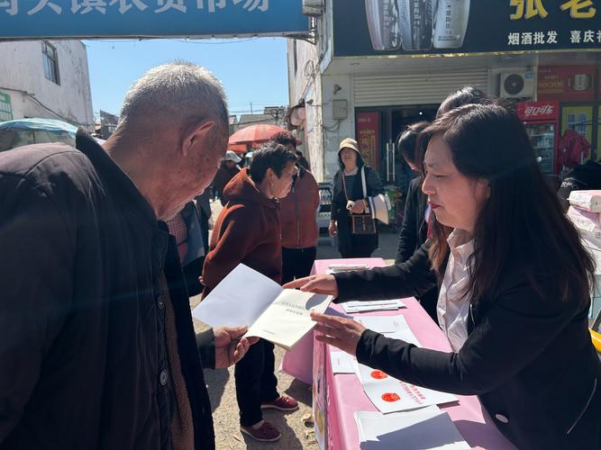 社区法律咨询妇女哭诉夫妻债务纠纷现场