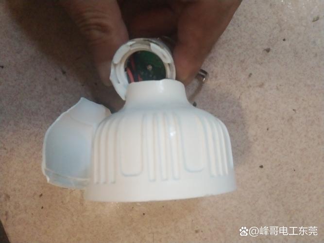 某铸造车间LED工矿灯内部积尘损坏实拍