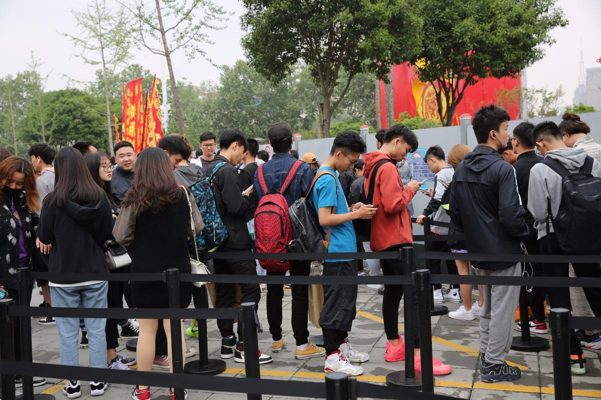 球鞋发售现场排队长龙