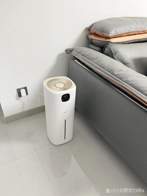 放置在客厅角落的冬季家用冷蒸发加湿器