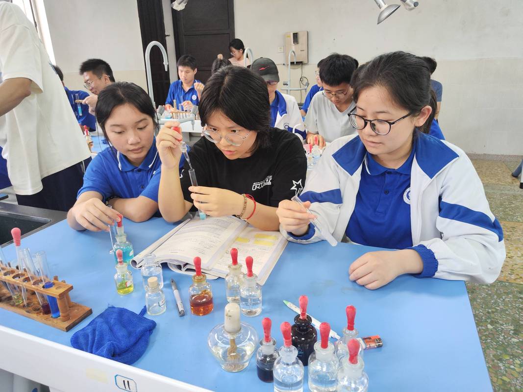 青少年在实验室专注做化学实验