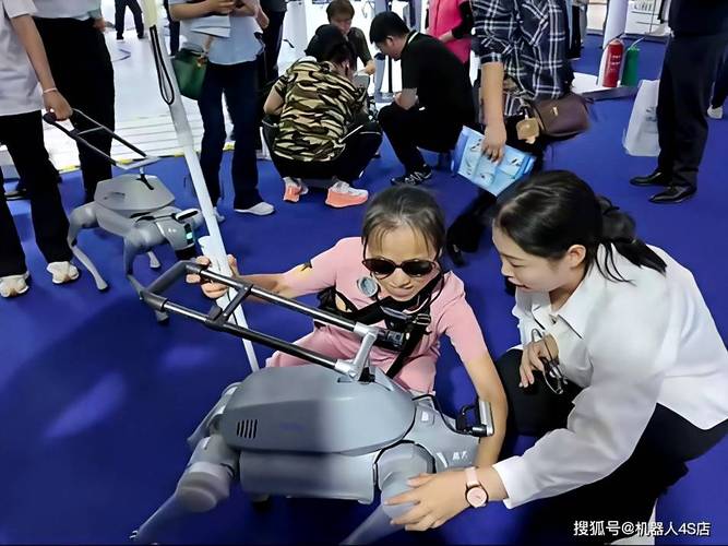 视障人群AI辅助出行设备现场测试图