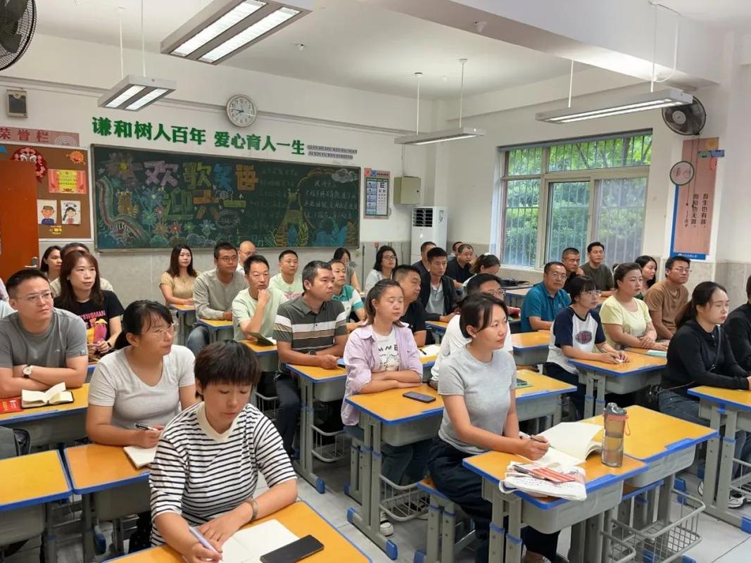 小学教室家长会家长挤坐儿童椅场景