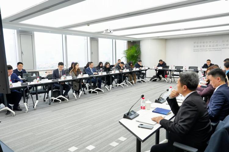企业主与律所律师面对面沟通合同细节场景