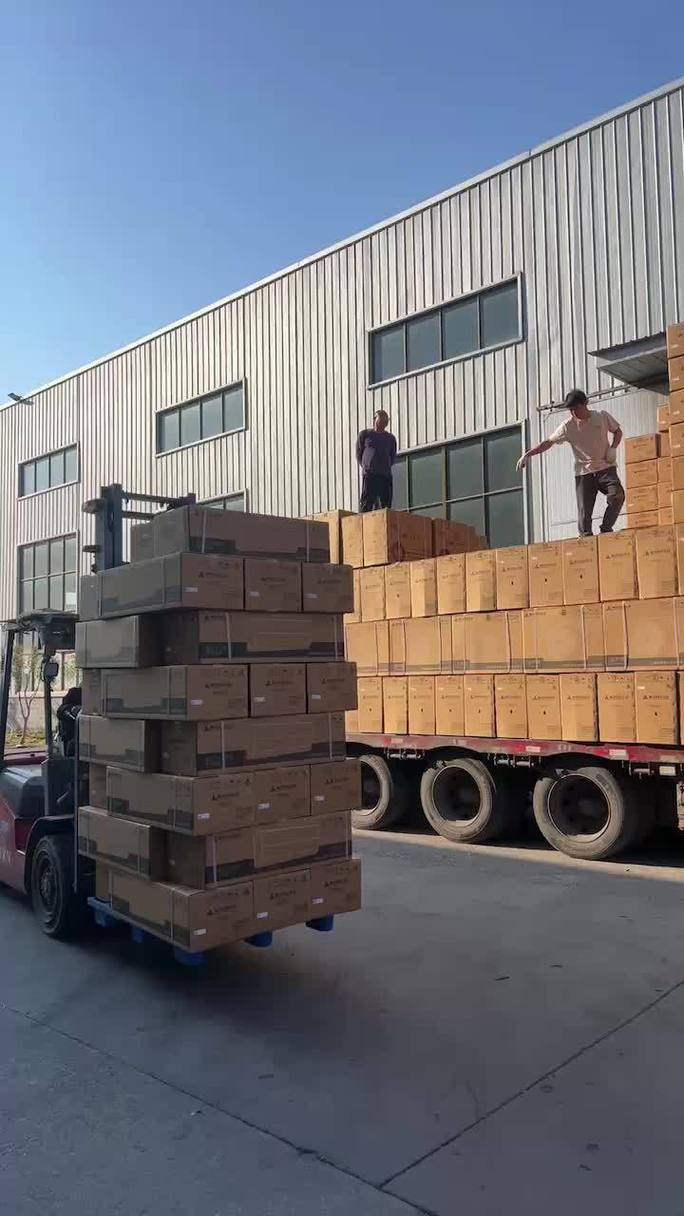 工厂出厂仓货品装车发运现场