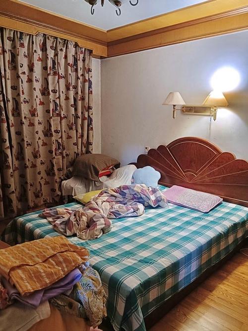 老旧居民楼里摆着折叠床的少年卧室角落
