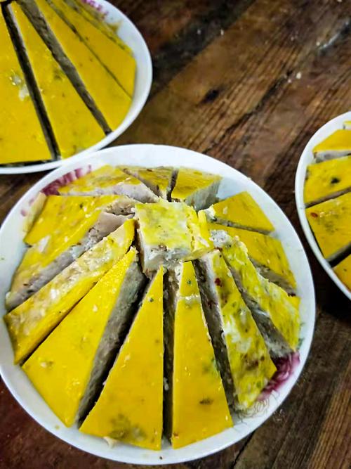 南漳老街馆子装盘上桌的南漳鸡蛋糕