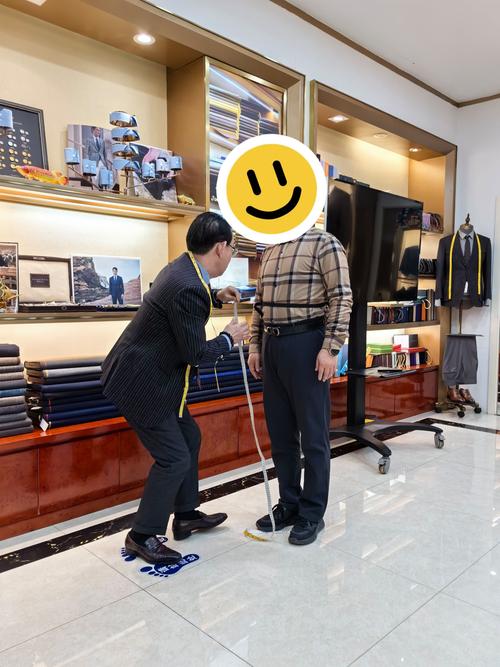 工业展会专业观众穿西装和跑鞋对比