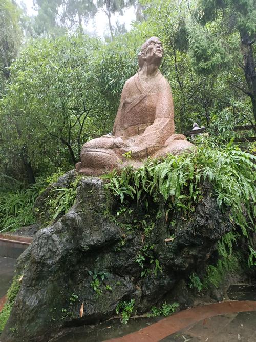 黄果树景区徐霞客雕像旁石板步道