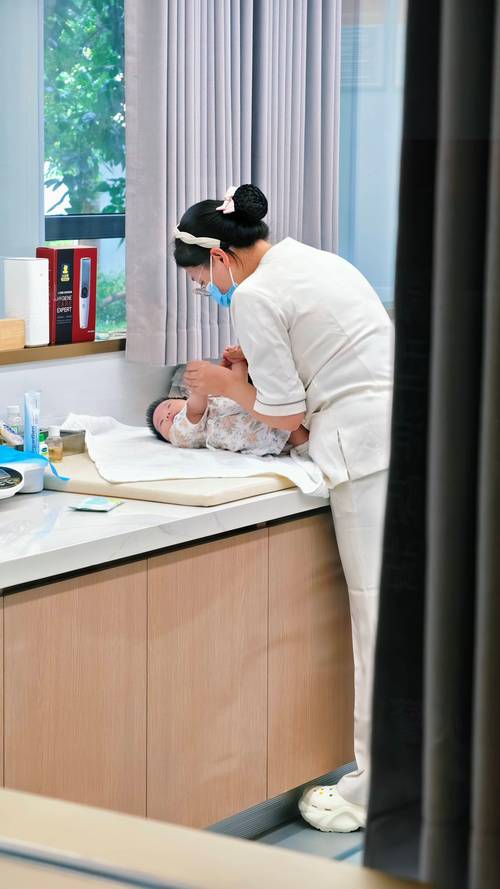深夜新手妈妈带呕吐婴儿护理场景