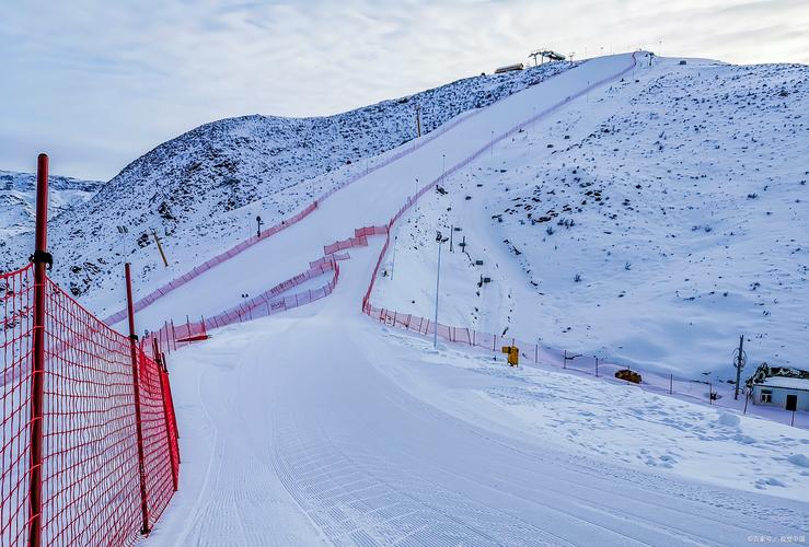 小众滑雪胜地山顶无人开阔雪道雪景