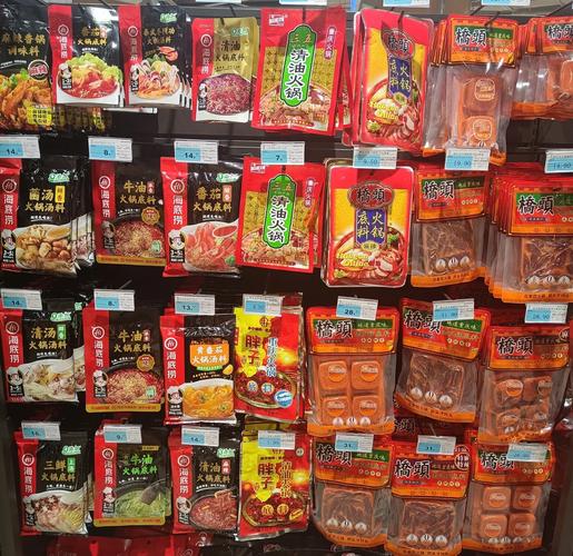 超市零食区袋装火锅底料陈列