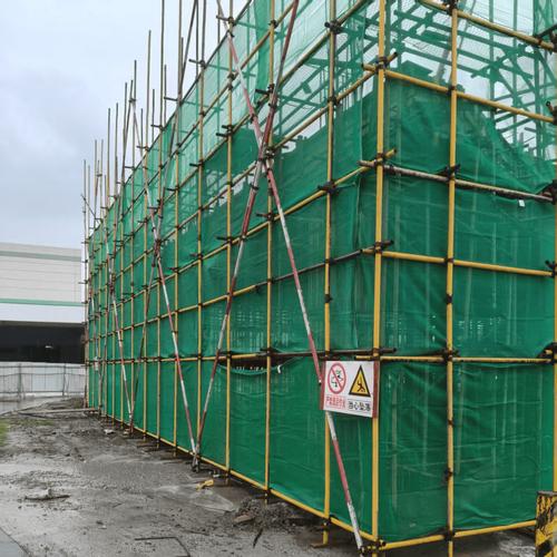 工业现场不合格安全网张挂隐患实拍