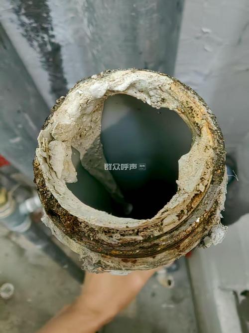 装修工地劣质薄款管道保温棉脱落实拍