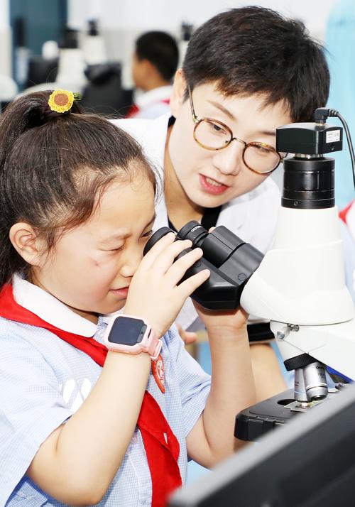 小学生观看科学实验视频时眼睛发亮