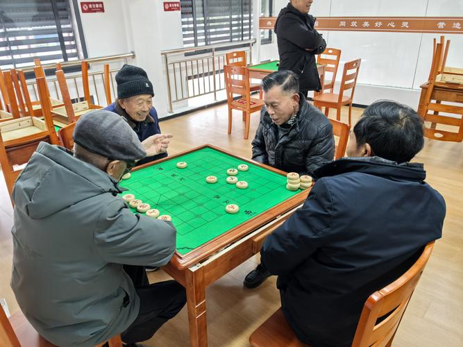小区里老人一起下棋聊天其乐融融