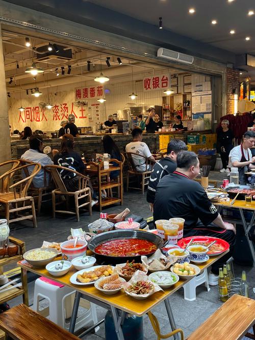 成都社区老火锅门口坐满本地食客的场景