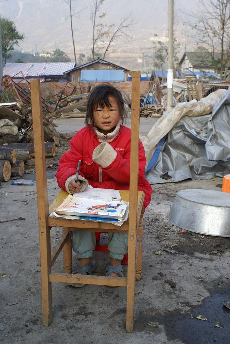 贵州山区留守儿童蹲在地上画圈