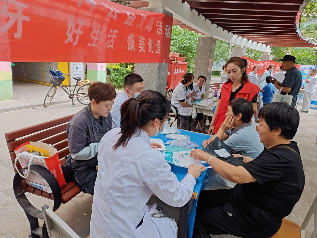 高中生在社区医院做健康科普志愿的活动现场