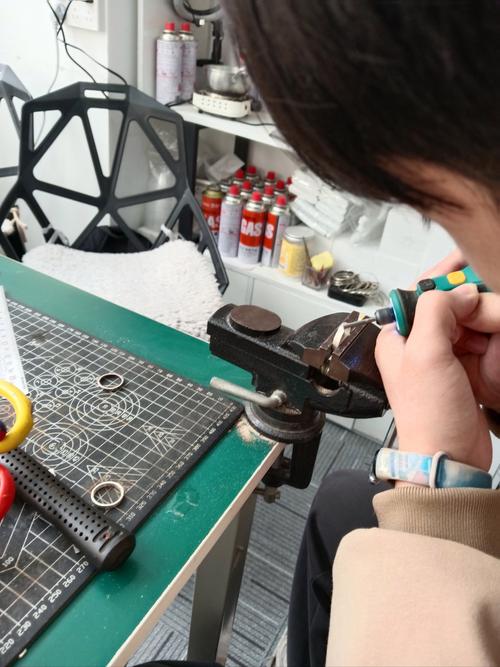隐秘的珠宝定制工作室里,老师傅正在手工打磨对戒