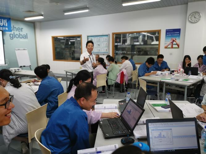深圳某产学研大楼里，科学家与工程师站在白板前激烈讨论，背景可见生产设备