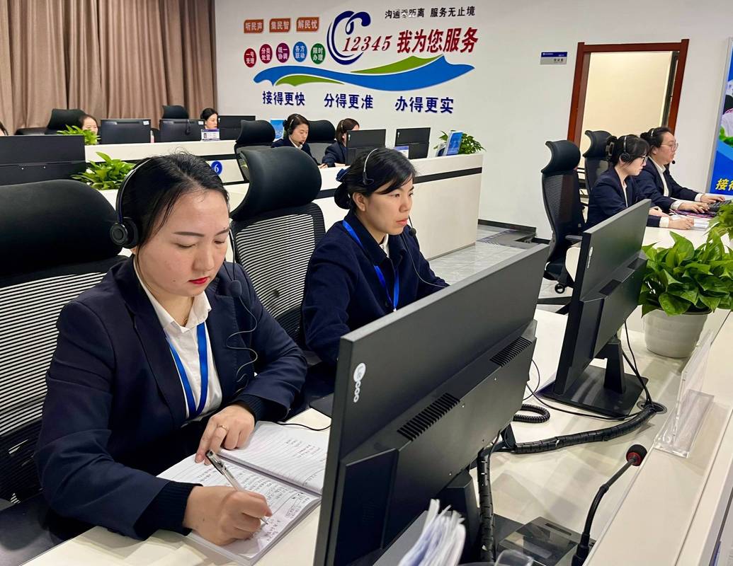 12348公共法律服务热线接听工位实拍