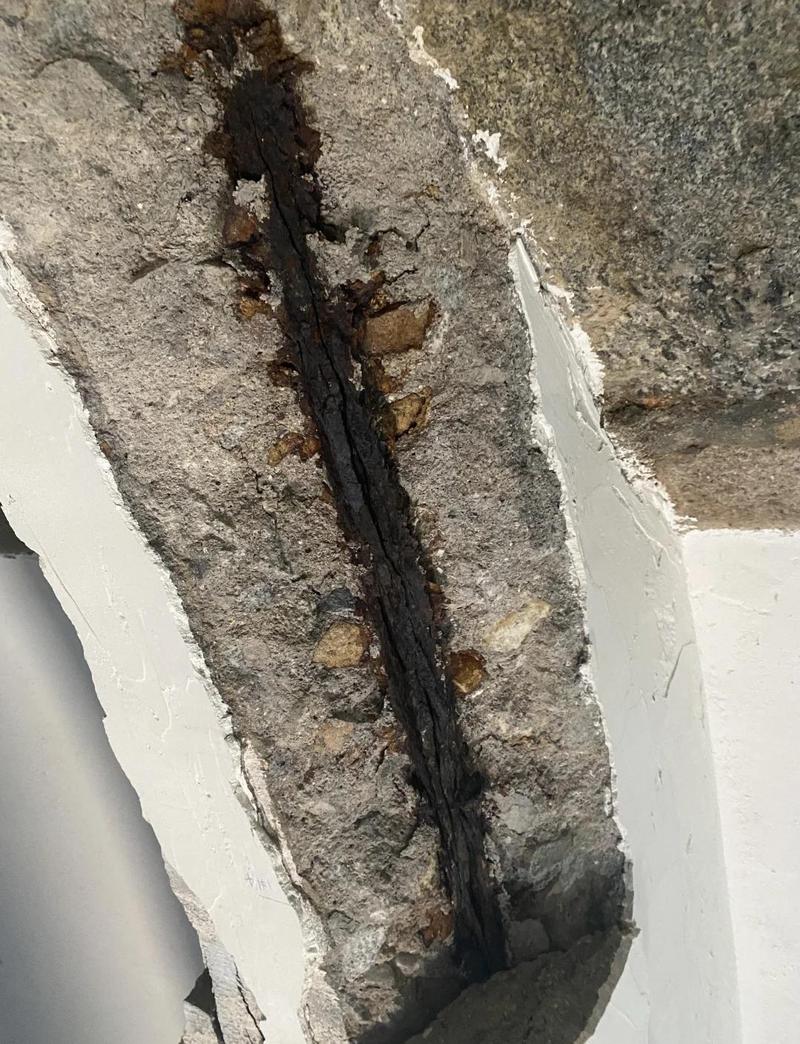 河堤抢险加固工程施工现场锈蚀钢筋