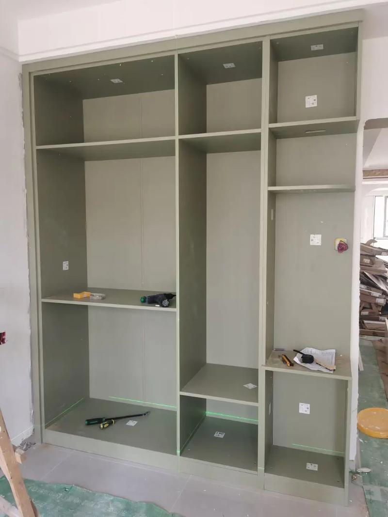 全屋定制安装现场柜门调整水平仪