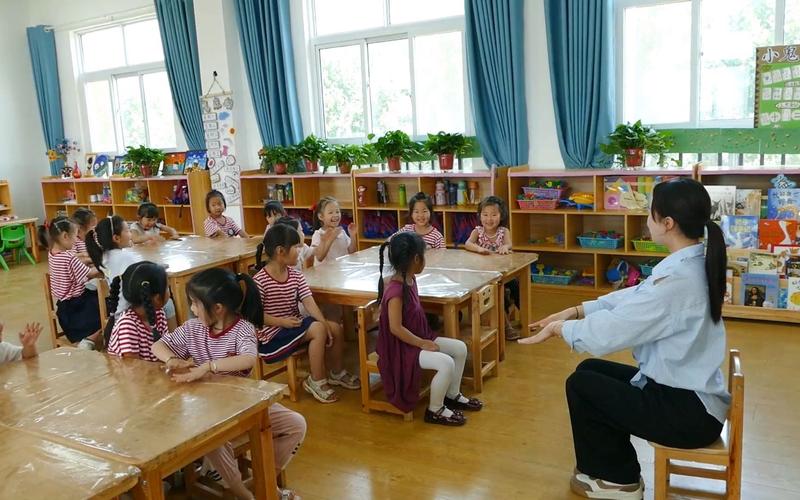 儿童扮演老师给毛绒玩偶讲课场景