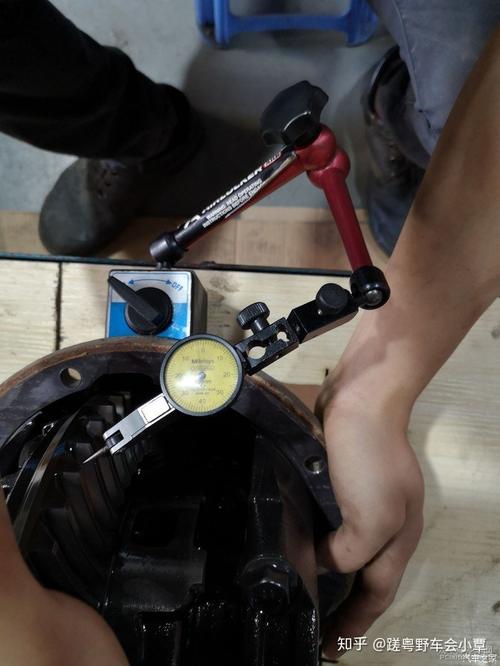 汽修师傅用百分表测量变矩器锁止间隙