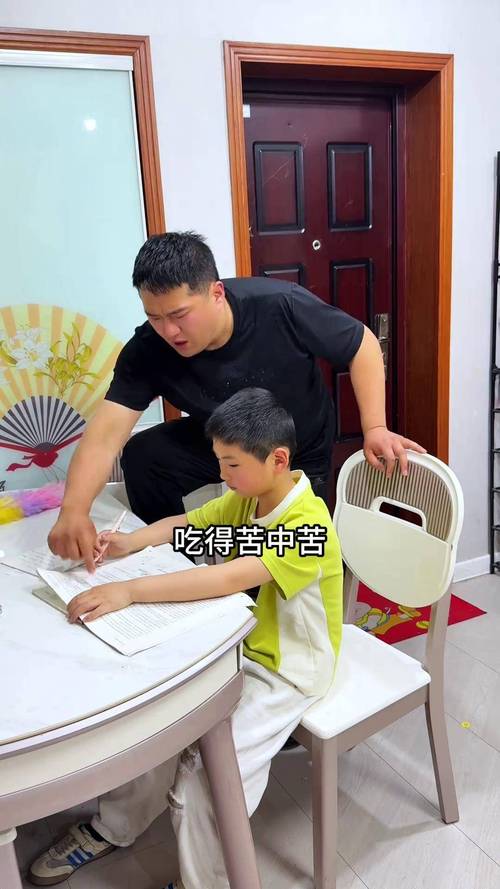 制造业爸爸辅导孩子写作业场景实拍