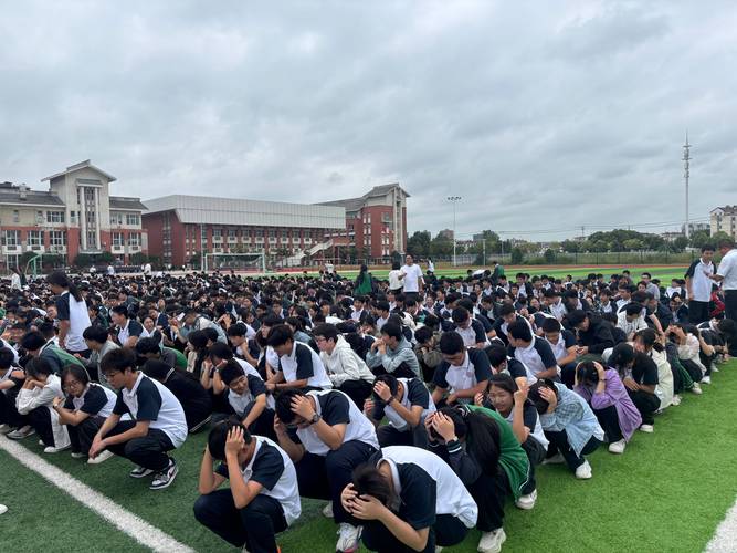 中小学操场应急疏散演练整队集合场景