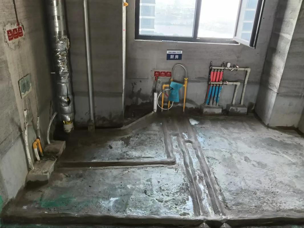 家装施工现场管道做防护作业实拍