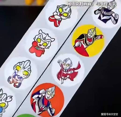 书桌上面放着半块糖回形针和奥特曼贴纸
