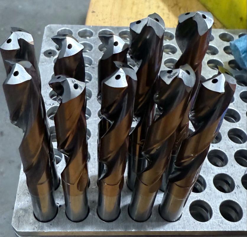 数控工具磨床修磨硬质合金刀具过程