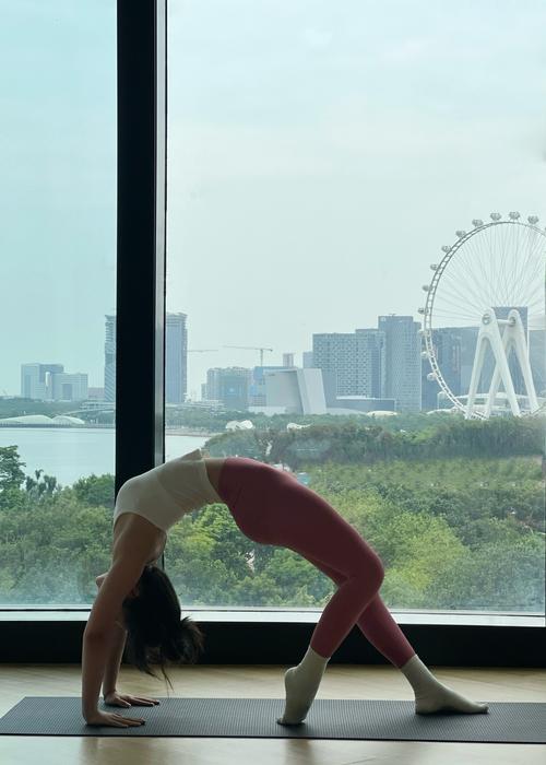 清晨窗边拉伸瑜伽动作