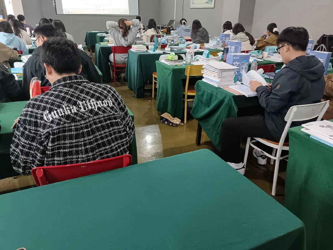 公考机构线下协议班封闭集训场景