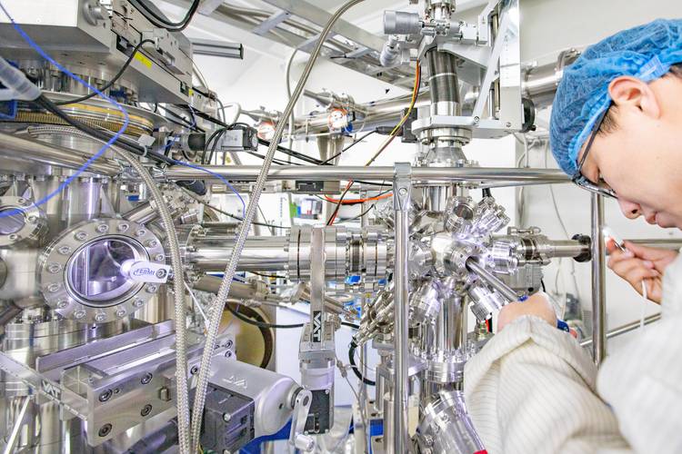 北京怀柔科学城公共实验平台科研人员操作仪器