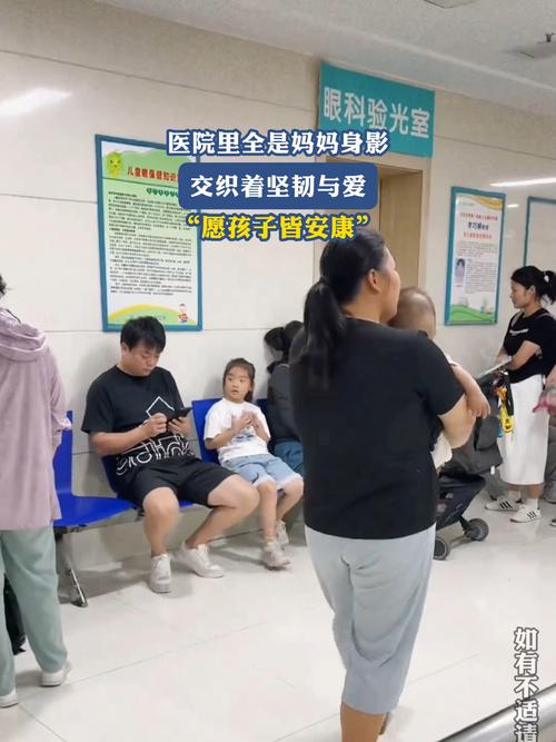 新手妈妈深夜带娃候诊儿科发育咨询场景