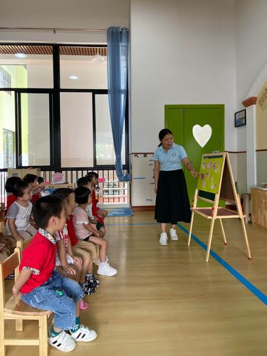 幼儿园孩子背手上课实拍