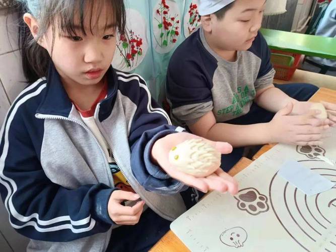小学课后服务面点社团学生套着大围裙揉面团