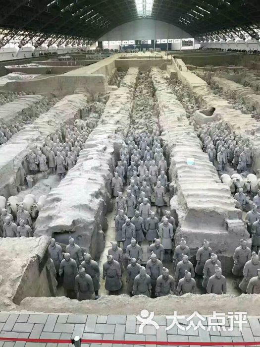 西安秦始皇兵马俑一号坑游客视角全景
