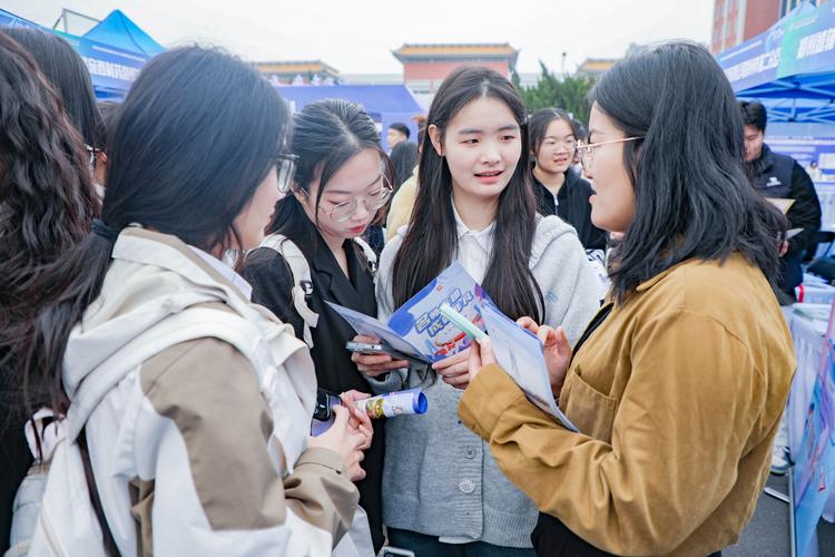 校招双选会毕业生扎堆递简历场景实拍